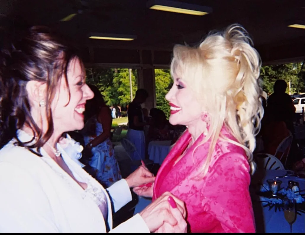 Dolly Parton shares a joyful moment with her sister Freida, whose memories of their childhood together offered a deeply personal glimpse into the bond they shared.