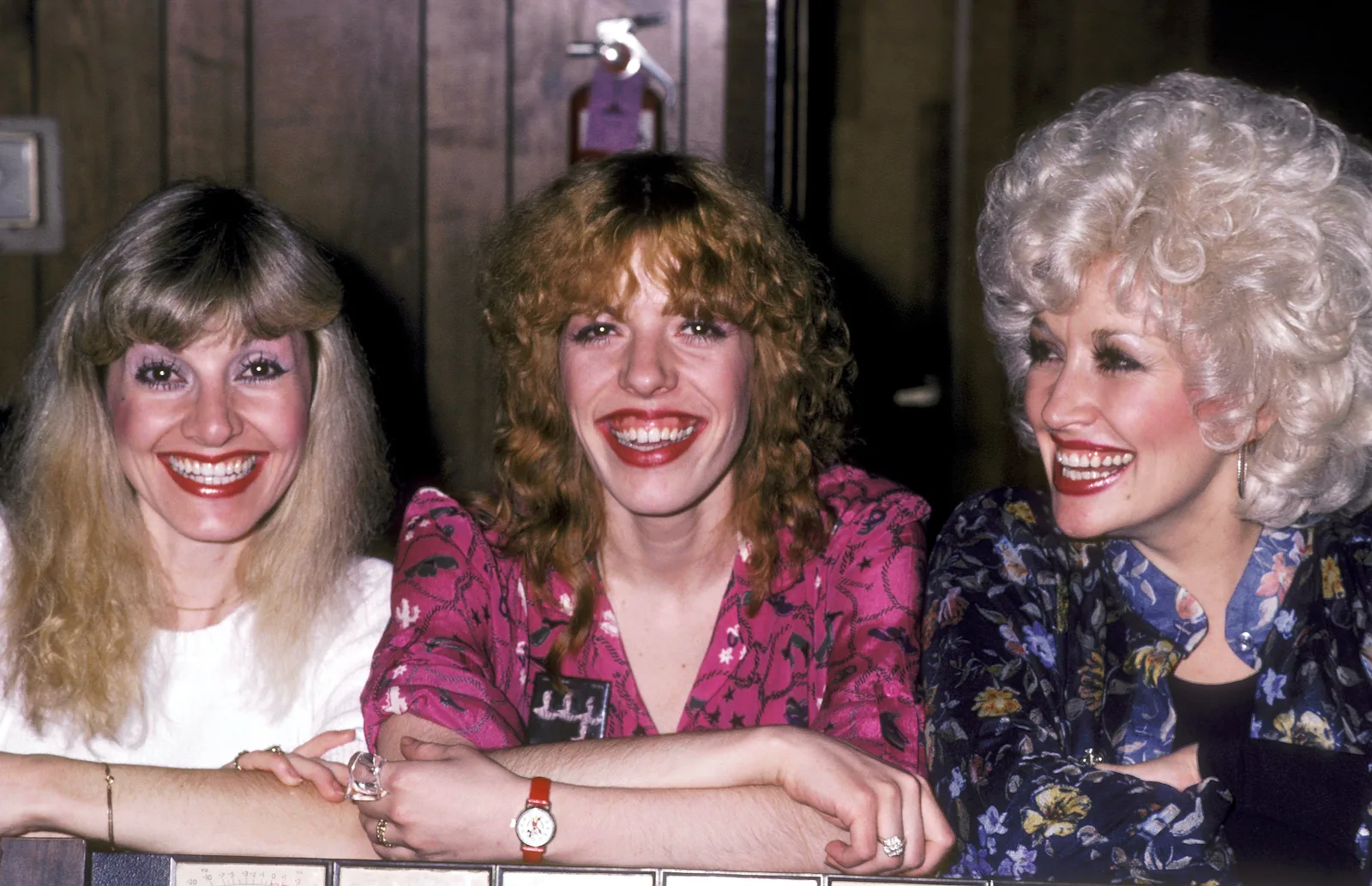 Dolly Parton poses alongside her sisters Freida and Stella at Bearsville Studios in 1981, capturing the sibling bond behind the disagreements Freida would later acknowledge in her tribute.
