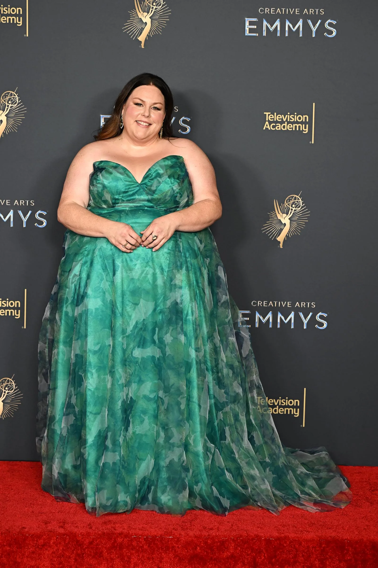 At the Creative Arts Emmy Awards, Metz wore a green strapless gown with a full skirt. By this point, she had already said she was working consistently on strength training.