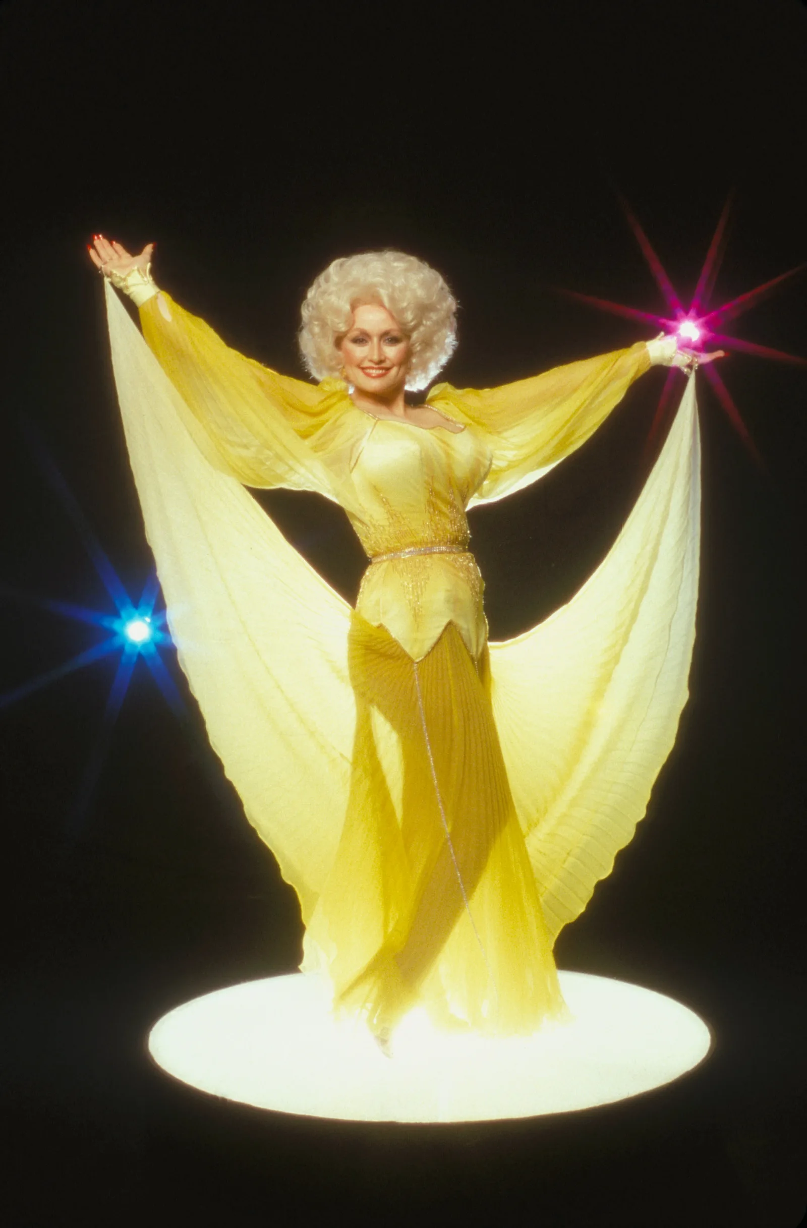 Dolly Parton performs in 1978, showcasing the glamorous stage presence that became one of the defining features of her legendary career.