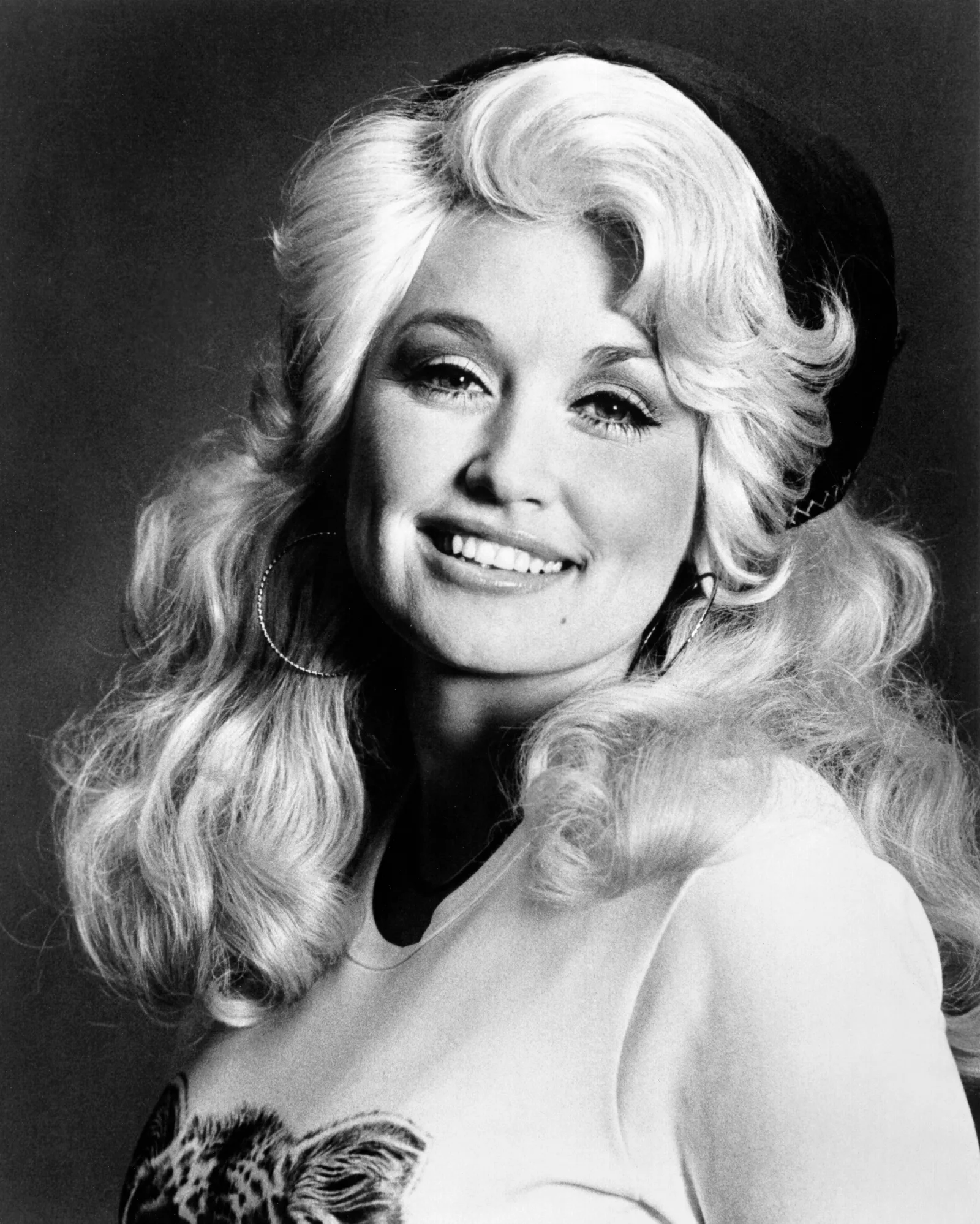 Dolly Parton in 1970, early in the career that would eventually make her a global country music icon. Long before her fame reached its extraordinary heights, she was already part of a large Tennessee family — a bond that would remain central to her relationships with her younger siblings and their children.