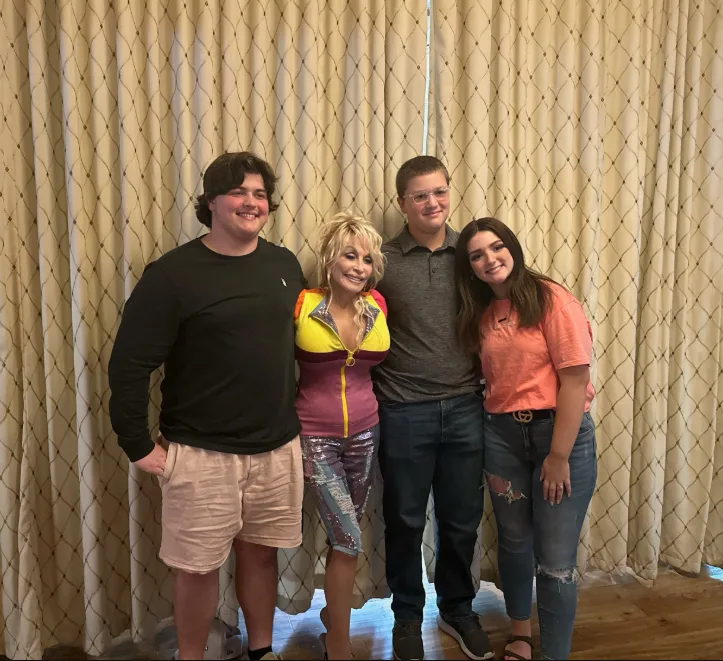 Dolly Parton poses with Lainey Mae Parton and other family members, offering a glimpse of the close-knit relationships that remained important to her beyond her public career.